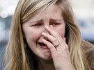 Jedna ze studentek pláe ped budovou koly Sint Lambertus v belgickém