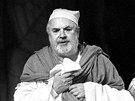Bronislav Poloczek v roli Falstaffa Shakespearových Veselých paniek
