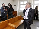 Josef Rychtá ped jednáním rozvodového soudu. (19. bezna 2012)