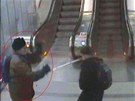 Policie hledá seniora, který berlemi zranil cestujícího v metru.