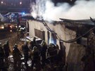 Hasii v noci na stedu likvidovali poár v Zenklov ulici v Praze. (14. bezna