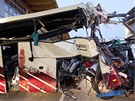 Vrak turistického autobusu ped tunelem na výcarské dálnici A9 (14. bezna