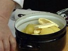 Vaené brambory oloupejte a pidejte k nim kousek másla. 