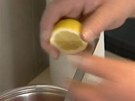 Hotovou karotku dochute citronovou vou.