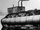 Tank (obrnný transportér) Mark IX vybavený kesony Camel byl prvním...