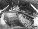 T-37 byl prvním sériov vyrábným plovoucím tankem, zde zavený pod trupem...