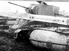 Tank BT-5 s plováky tvoenými dvma útonými luny A-3