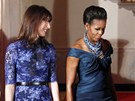Michelle Obamová i Samantha Cameronová byly v modré.