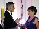 George Clooney se na veei bavil s poradkyní Valerií Jarrettovou. 