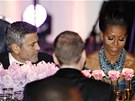 Herec George Clooney sedl pi veei u hlavního stolu hned vedle první dámy.