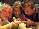 Richard Attenborough, Laura Dernová a Sam Neill ve filmu Jurský park (1993)  