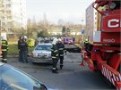 V ulici na Kivinách se propadlo auto do zem. Museli ho vyprostit hasii.