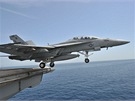 F/A-18F Super Hornet opoutí palubu Enterprise 