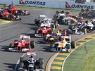 Startovní pole krátce po startu Velké ceny Austrálie formule 1.