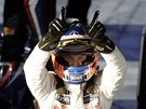 RADOST VÍTZE. Britský pilot Jenson Button se raduje z triumfu ve Velké cen...