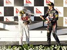 SPRCHA PRO VÍTZE. Obhájce titulu mistra svta Sebastian Vettel (vpravo)