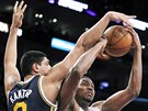 Enes Kanter z Utahu blokuje Andrewa Bynuma z LA Lakers.