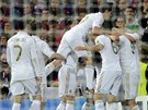 OSLAVA V BÍLÉM. Fotbalisté Realu Madrid gratulují Gonzalu Higuaínovi ke gólu do
