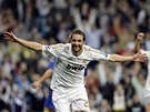DOSTAL ANCI A SKÓROVAL. Gonzalo Higuaín dostal v útoku Realu Madrid pednost