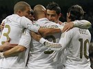 OSLAVA V BÍLÉM. Fotbalisté Realu Madrid oslavují gól do sít Málagy.