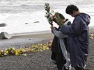 Dvanáctiletý a desetiletý chlapec se na pobeí moe ve mst Iwaki v Japonsku...
