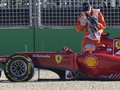 ZPACKAN KVALIFIKACE. Hvzda tmu Ferrari Fernando Alonso v Melbourne chybovala