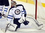 JSEM DRA? Ondej Pavelec z Winnipegu prv dostal od Calgary dal branku.