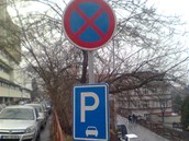 Zákaz stání a parkovit. Která cedule na Bulovce platí?