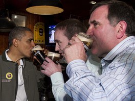 Prezident Barack Obama popj tmav pivo Guinness se svm pbuznm Henrym