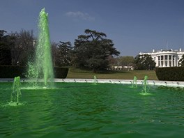Zelenému ílenství neunikla ani fontána u Bílého domu ve Washingtonu. Pitom