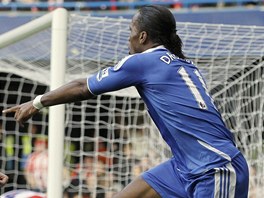 JE TAM. Fotbalisté Chelsea se radují z gólu, který vstelil Didier Drogba...