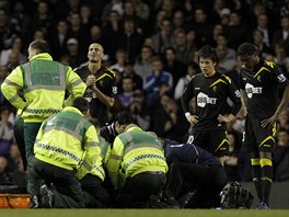 RESUSCITACE. Fotbalista Boltonu Fabrice Muamba bhem zápasu s Tottenhamem...