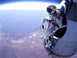 Rakuan Felix Baumgartner se nad Novým Mexikem chystá k seskoku z výky 21...