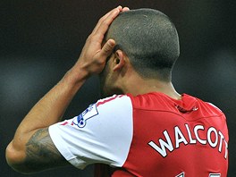 JAK JSEM TO MOHL NEDAT? Theo Walcott z Arsenalu lituje zahozené ance.