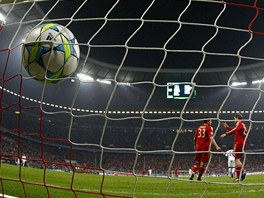 TVRTÁ TREFA. Mario Gomez (vlevo) a Thomas Müller se radují z dalího gólu. 