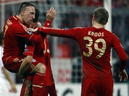 U PT. Stelec Mario Gomez (uprosted) dkuje Francku Riberymi za skvlé...