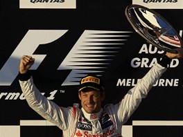 RADOST VTZE. Britsk pilot Jenson Button se raduje z triumfu ve Velk cen