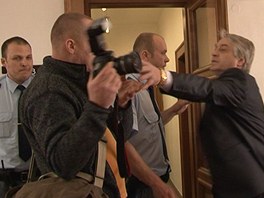 Josef Rycht u rozvodovho soudu napadl fotografa iDNES.cz (19. bezna 2012).
