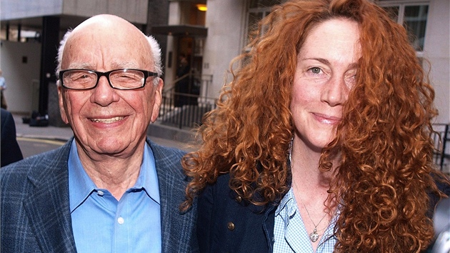 Rupert Murdoch a Rebekah Brooksová, která News of the World éfovala v dob