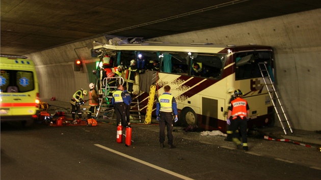 Autobus narazil do stny tunelu. (14. bezna 2012)