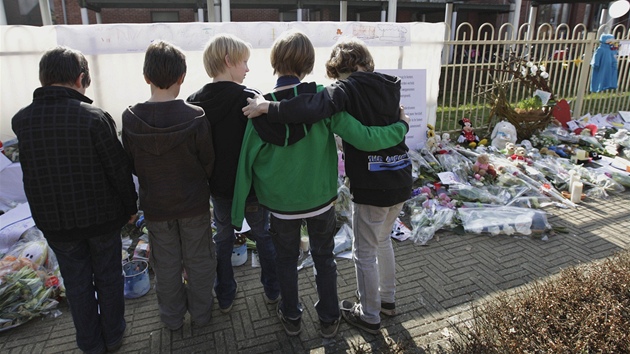 Belgití koláci truchlí za své spoluáky ped kolou v Lammelu (15. bezna