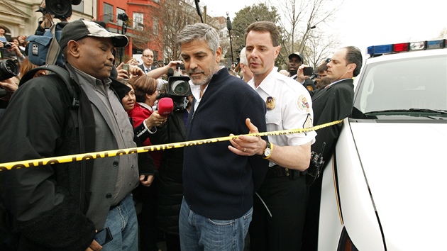 Policie zatk americkho herce George Clooneyho (16. bezna 2012)