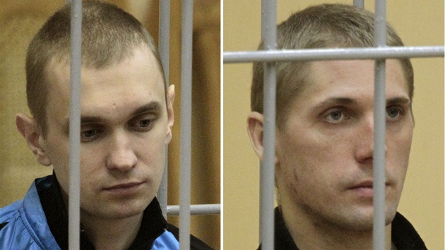 Dzmitryj Kanavalav a Uladzislav Kavaljov (vpravo) bhem soudnho pelen v Minsku