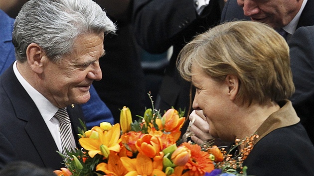 Nmeck kanclka Angela Merkelov gratuluje Joachimu Gauckovi ke zvolen prezidentem (18. bezna 2012)