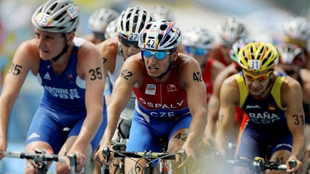 Triatlonista Filip Ospalý (uprost�ed) v cyklistické �ásti olympijského závodu