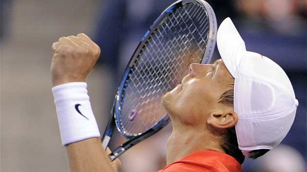 Tomá� Berdych zvedá zrak vzh�ru a zatíná p�st. Práv� vybojoval zápas s Andym