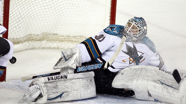 Branká San Jose Antti Niemi poté, co dostal od Calgary rozhodující branku v