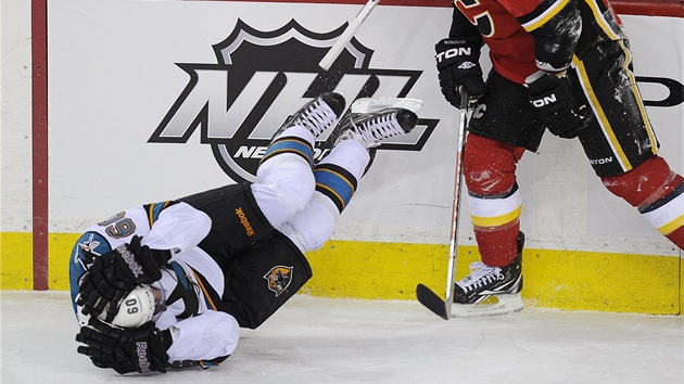 Jason Demers ze San Jose dostal bodyek od Curtise Glencrosse z Calgary. 