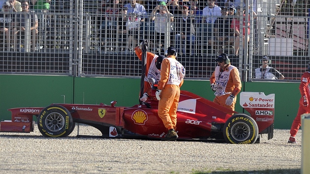 ZPACKANÁ KVALIFIKACE. Hvzda týmu Ferrari Fernando Alonso v Melbourne chybovala