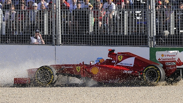 ZPACKANÁ KVALIFIKACE. Hvzda týmu Ferrari Fernando Alonso v Melbourne chybovala